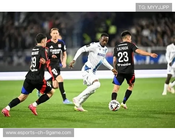 “法甲十强激烈厮杀，争夺前三名激烈进行”，法甲的强队