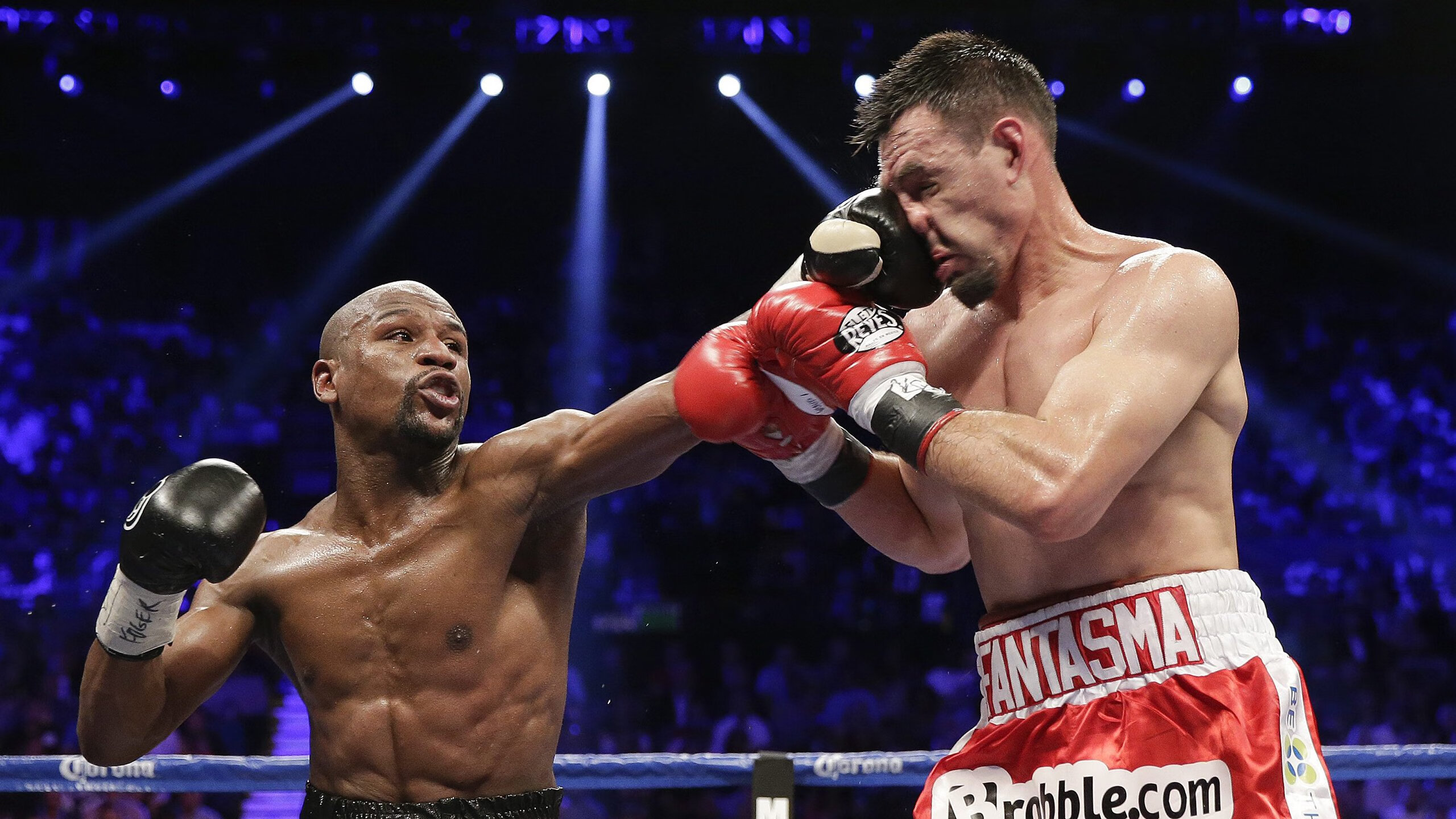 世界杯：替补席队员被要求全程站立鼓掌 保持场边压力与声浪